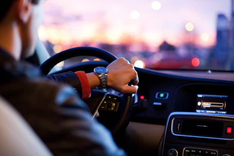 Rádio segue hegemônico em carros em países da América do Norte, Europa e Oceania