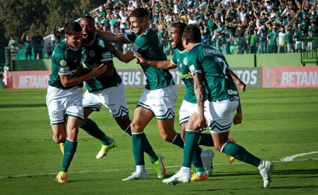 Goiás bate Atlético-GO, vence segunda seguida e complica o rival no Z-4, que tem o Técnico Jorginho demitido.
