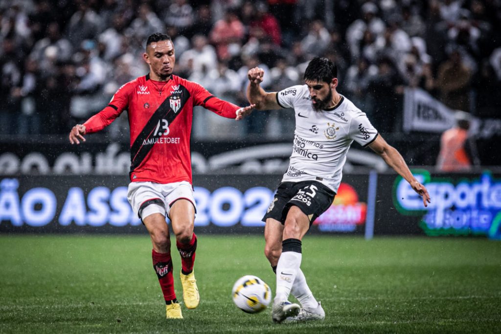 Atlético-GO sofre gol no fim, perde para o Corinthians e fica mais próximo da Série B