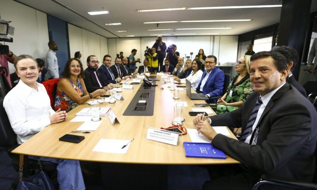 Equipe de transição insiste em R$ 175 bi do Bolsa Família fora do teto por prazo indefinido