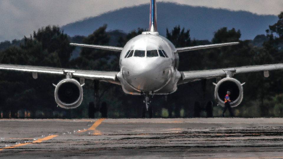Pilotos e comissários anunciam greve a partir de segunda-feira
