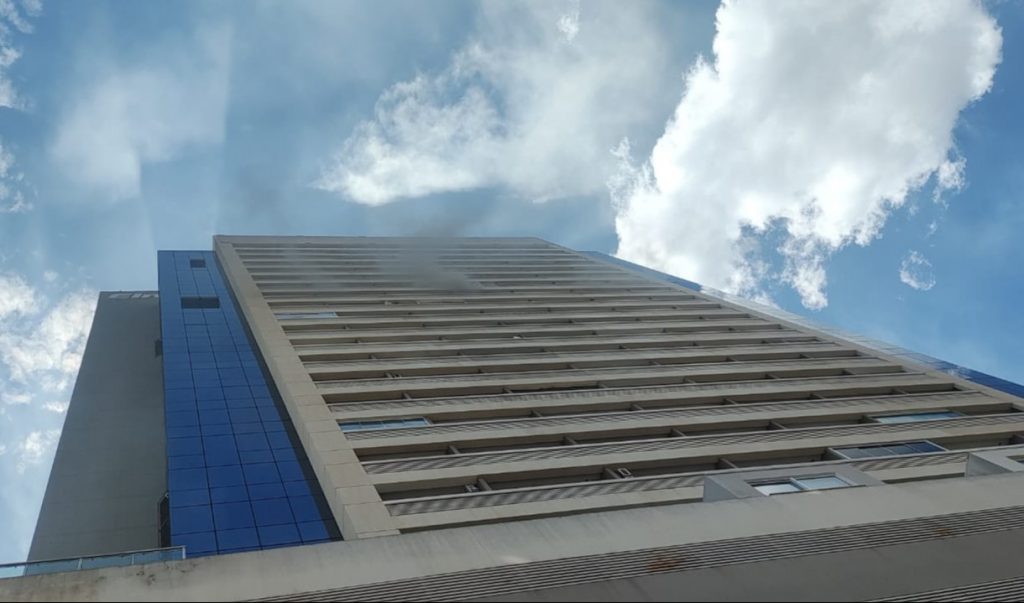 Incêndio destrói salas de prédio comercial em Aparecida de Goiânia