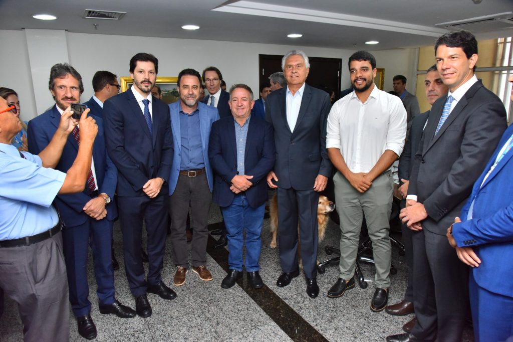 Ao lado de Caiado, Marden Júnior participa da assinatura de convênio que garante universalização da rede de esgoto de Trindade, até dezembro de 2023