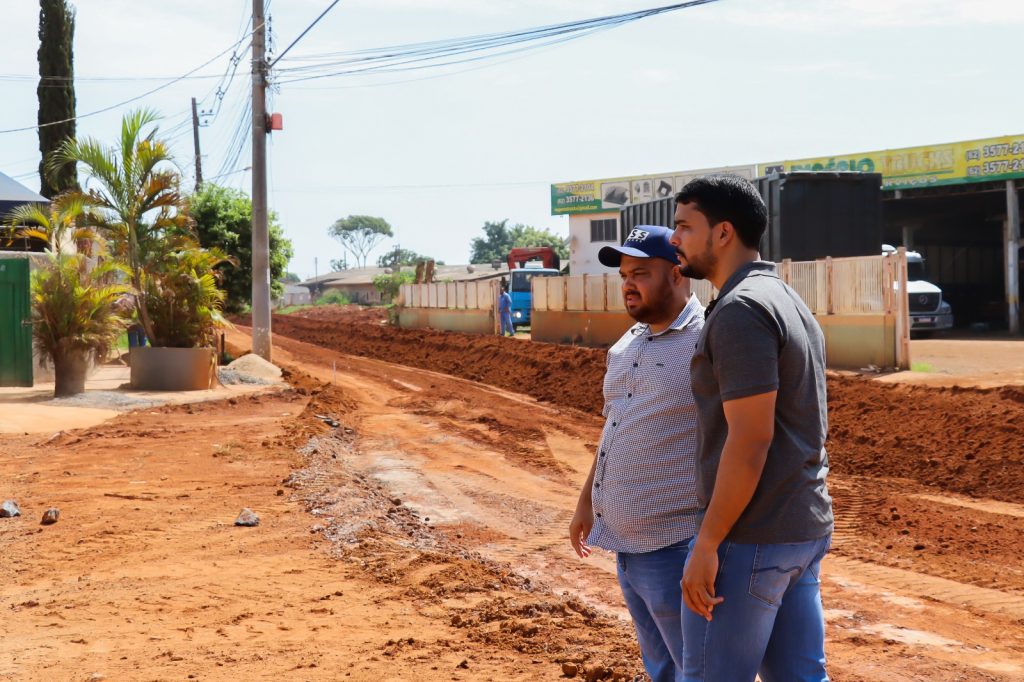 Prefeitura inicia imprimação asfáltica em rua próxima à fábrica dos Refrescos Bandeirantes