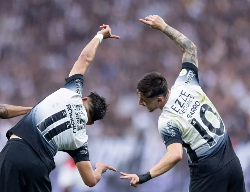 Série A: Corinthians goleia Atlético-GO em estreia de Memphis Depay e dia de Romero