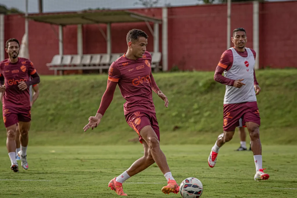 Após tropeços na estreia, Vila Nova e Paysandu se enfrentam no Serra Dourada