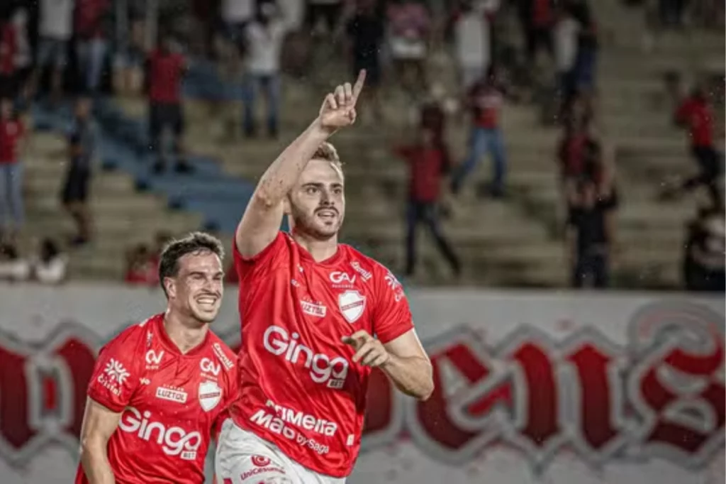 Com gol de Poveda e defesas de Halls, Vila Nova vence o Paysandu no Brasileiro Série B