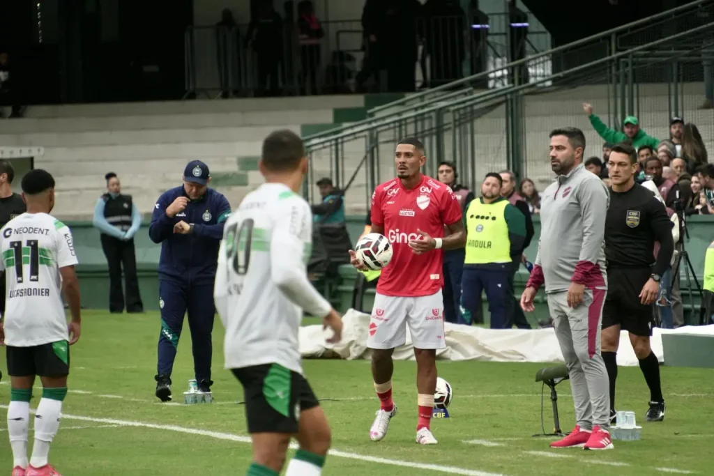 Com gol de pênalti no final, Vila Nova é derrotado pelo Coritiba na estreia da Série B