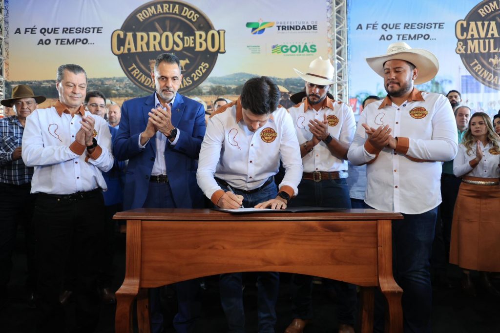 Trindade se torna pela segunda vez capital simbólica de Goiás em ato solene durante Desfile de Carros de Bois