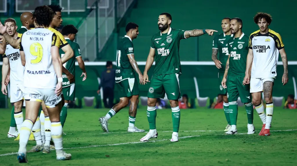Goiás supera o Criciúma e volta ao G-4 da Série B