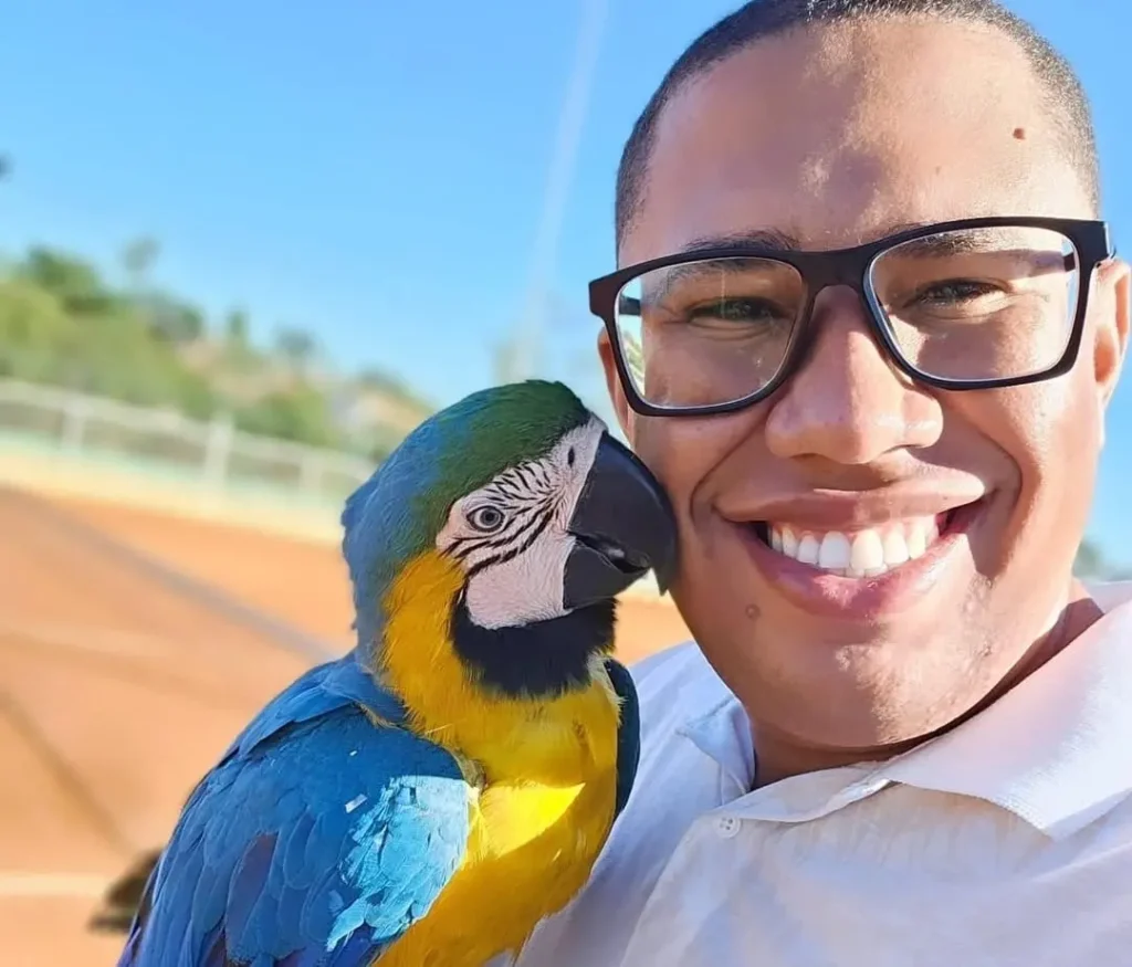 Após luta contra o câncer, morre jornalista trindadense Hiago Miguel