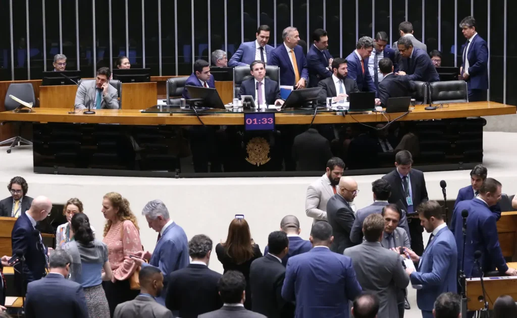 Com 17 deputados, Goiás segue fora do jogo de poder no Congresso