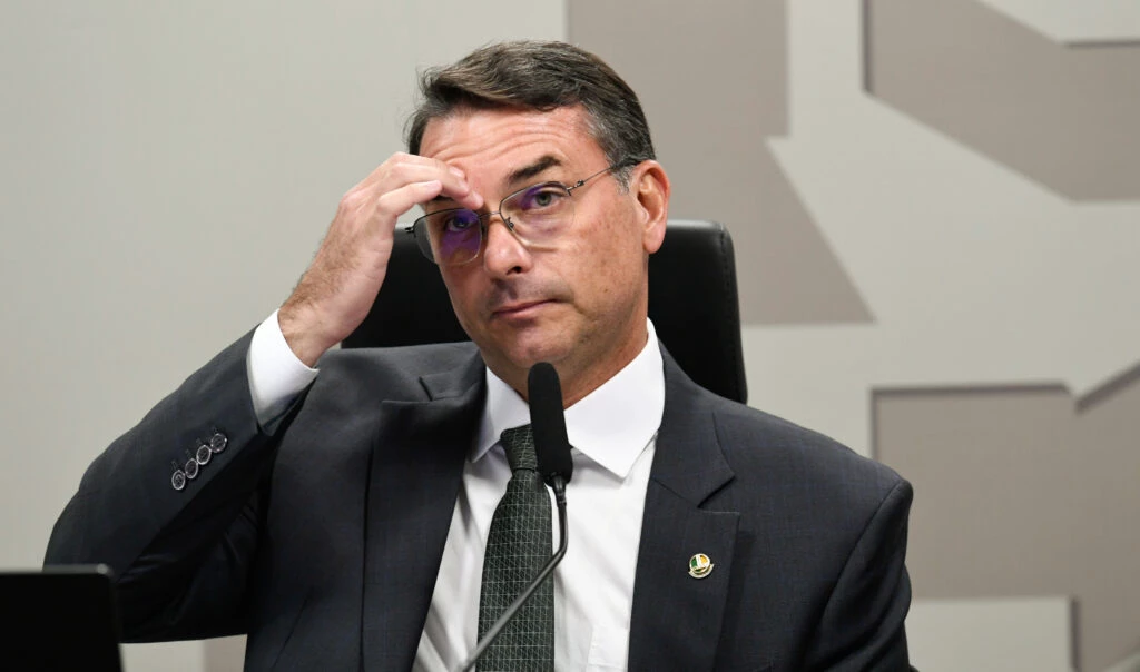 Flávio Bolsonaro, diz que acionará o TSE por desfile sobre Lula: “Crimes do PT”
