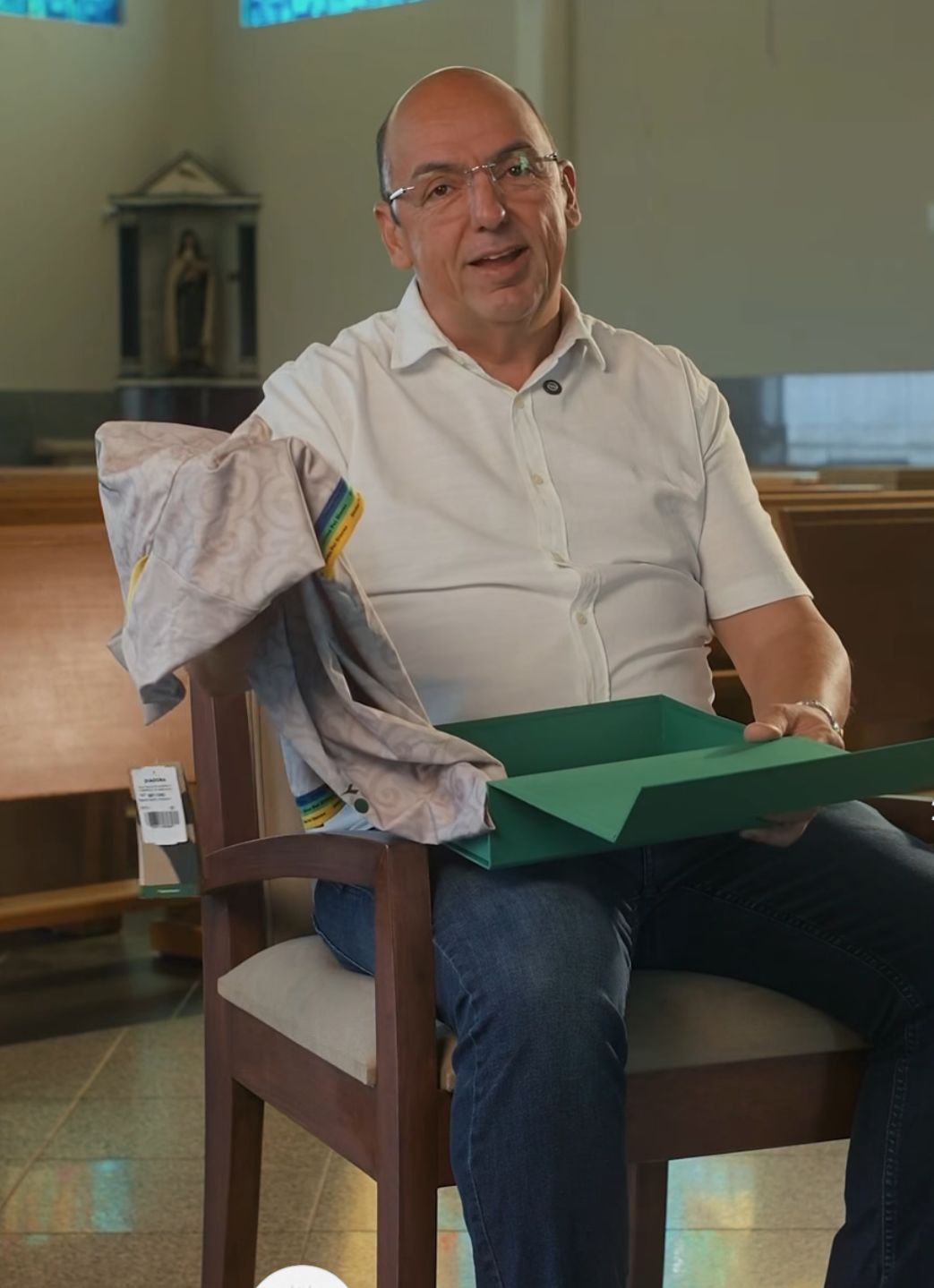 Padre João Bosco, vendo a nova camisa do Goiás em homenagem a Romaria do Divino Pai Eterno. Foto: Instagram Padre João Bosco.