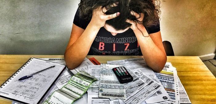 Endividamento pesa no bolso e preocupa famílias do Centro-Oeste