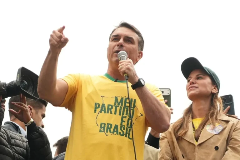 Flávio Bolsonaro participa de carreata em Goiânia na reta final da campanha